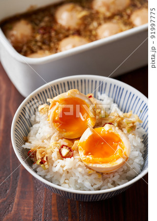 ご飯の上に乗せた麻薬たまご 91997775