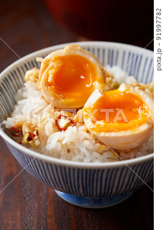 ご飯の上に乗せた麻薬たまご 91997782