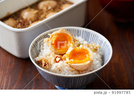 ご飯の上に乗せた麻薬たまご 91997785