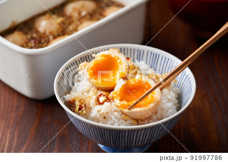 ご飯の上に乗せた麻薬たまご 91997786