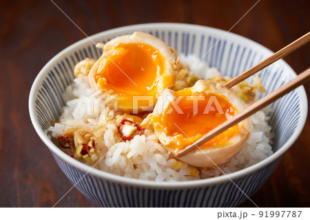 ご飯の上に乗せた麻薬たまご 91997787