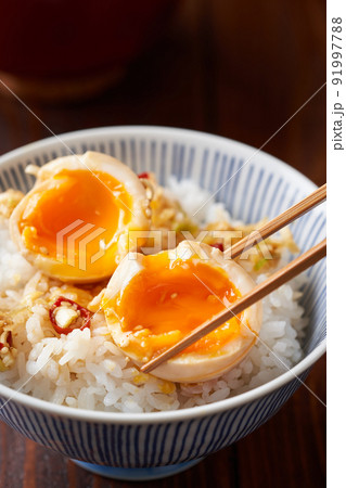 ご飯の上に乗せた麻薬たまご ご飯の上に乗せた麻薬たまご 91997788