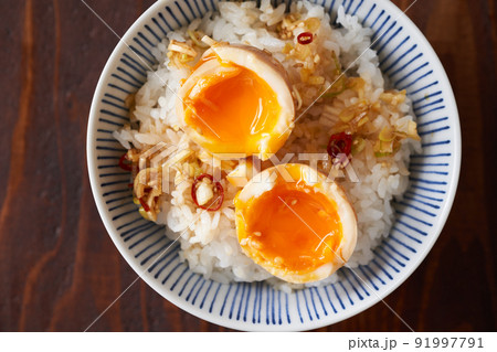 ご飯の上に乗せた麻薬たまご ご飯の上に乗せた麻薬たまご 91997791