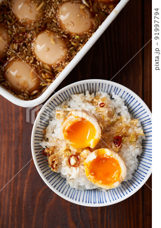 ご飯の上に乗せた麻薬たまご 91997794
