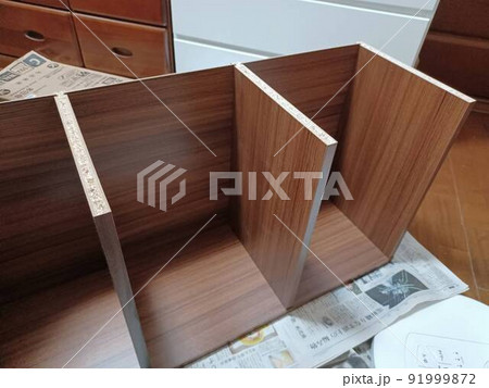 カラーボックスを室内で組み立てる カラーボックスを室内で組み立てる 91999872