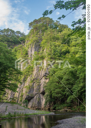 青空を背にそそり立つ屏風のような猊鼻渓の絶壁 青空を背にそそり立つ屏風のような猊鼻渓の絶壁 92000490