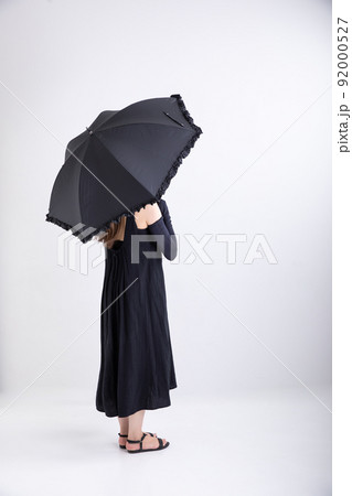 日傘をさす女性 Woman with a parasol 日傘をさす女性 Woman with a parasol 92000527