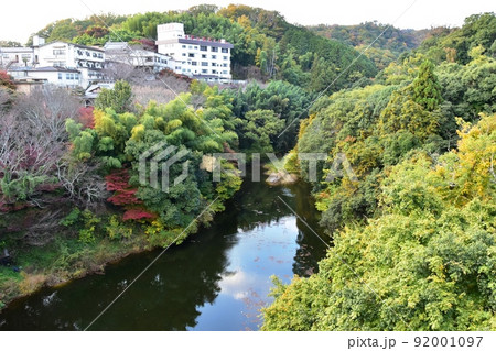奈良県　大門池と信貴山観光ホテルと信貴の山並み 92001097