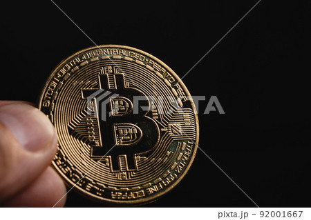Bitcoin 仮想通貨を持つ手 Bitcoin 仮想通貨を持つ手 92001667