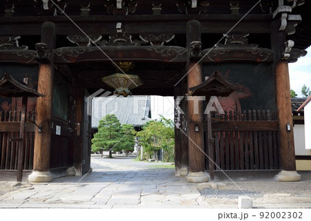 京都　初秋の嵐山　清涼寺の仁王門からの本堂 92002302