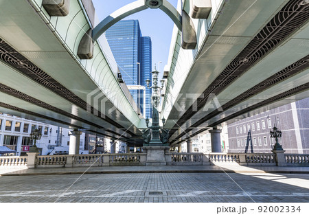 東京都中央区　首都高速道路撤去工事前の日本橋と日本国道路元標（写真中央下） 92002334