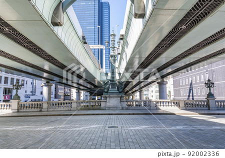 東京都中央区　首都高速道路撤去工事前の日本橋と日本国道路元標（写真中央下） 92002336