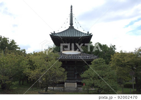 京都　初秋の嵐山　清涼寺の多宝塔 92002470