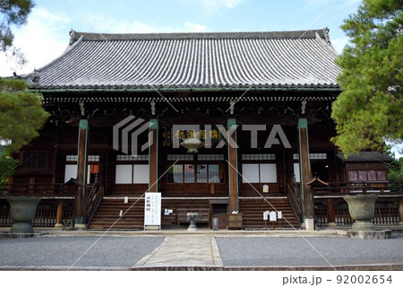 京都　初秋の嵐山　清涼寺の本堂 92002654