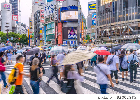 日本の東京都市景観 9万人超全国、第7波BA.5肺感染超速爆発…繰り返す感染拡大…＝渋谷、7月13日 92002885
