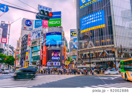 日本の東京都市景観 9万人超全国、第7波BA.5肺感染超速爆発…東京1万6878人＝渋谷、7月13日 92002886