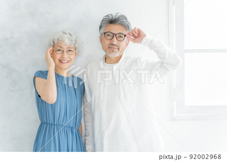 眼鏡をかけたシニア夫婦 92002968