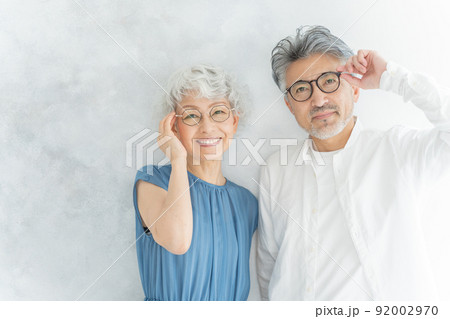 眼鏡をかけたシニア夫婦 92002970