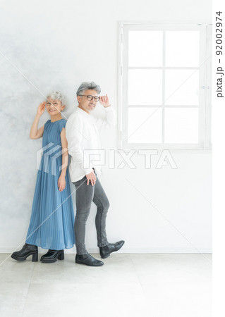 眼鏡をかけたシニア夫婦 92002974