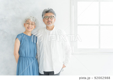 眼鏡をかけたシニア夫婦 眼鏡をかけたシニア夫婦 92002988