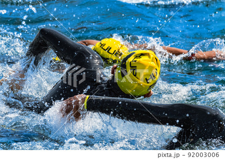 力泳するトライアスロン大会スイム競技者 92003006