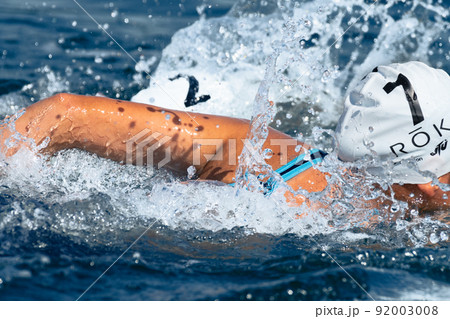 力泳するトライアスロン大会スイム競技者 92003008