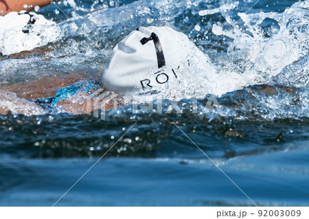 力泳するトライアスロン大会スイム競技者 92003009