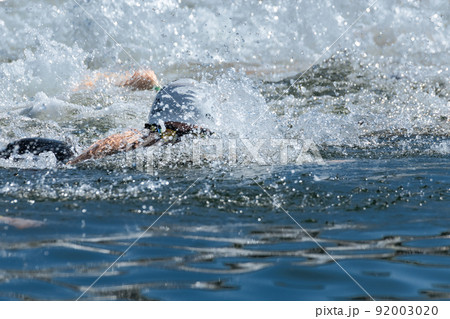 力泳するトライアスロン大会スイム競技者 92003020