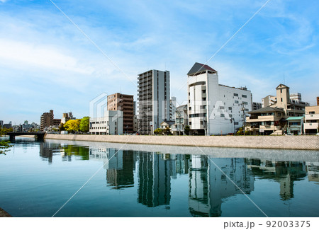 広電天満橋から天満川下流域を展望しています。観音町、平和大通り方面が見えます。広々とした風景です。 92003375