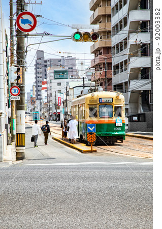 広島市街地の下町の電車道風景です。平面停留場のある特徴的な路線です。下町のイメージをどうぞ。広島県。 広島市街地の下町の電車道風景です。平面停留場のある特徴的な路線です。下町のイメージをどうぞ。広島県。 92003382