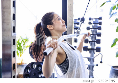 スポーツジムでトレーニングをする若い女性 92004195