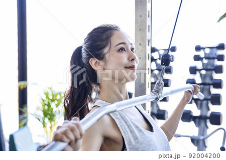 スポーツジムでトレーニングをする若い女性 92004200