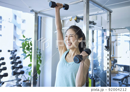 スポーツジムでトレーニングをする若い女性 92004212