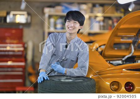 工場で働く自動車整備士 工場で働く自動車整備士 92004505