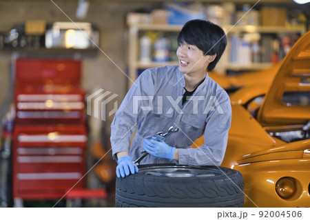 工場で働く自動車整備士 工場で働く自動車整備士 92004506