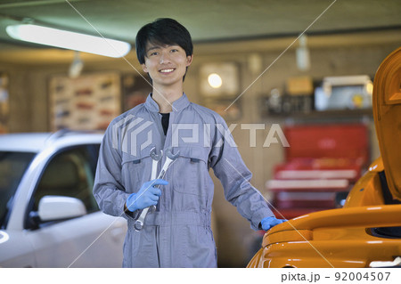 工場で働く自動車整備士 92004507
