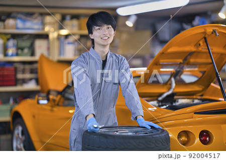 工場で働く自動車整備士 92004517
