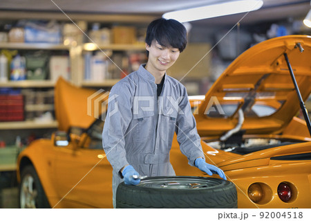 工場で働く自動車整備士 92004518