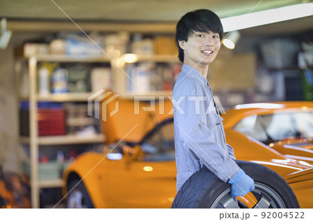 工場で働く自動車整備士 92004522