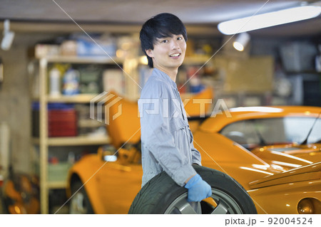 工場で働く自動車整備士 92004524