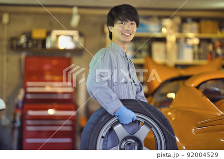 工場で働く自動車整備士 92004529