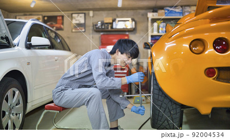 工場で働く自動車整備士 92004534