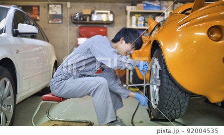 工場で働く自動車整備士 92004535