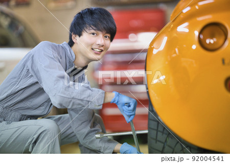 工場で働く自動車整備士 工場で働く自動車整備士 92004541