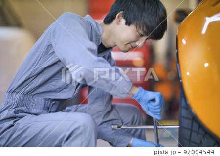 工場で働く自動車整備士 92004544