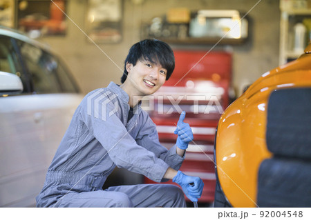 工場で働く自動車整備士 92004548