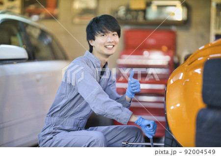 工場で働く自動車整備士 92004549