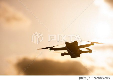 夕日の中を飛行するドローン 夕日の中を飛行するドローン 92005265