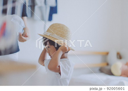 部屋で麦わら帽子を被る女の子 部屋で麦わら帽子を被る女の子 92005601