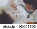 体調の悪いママを気遣う子ども 92005603